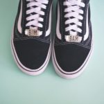 paires de baskets vans noires personnalisée avec des lace locks bim bam