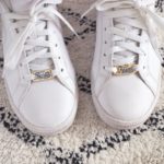 paire de baskets blanches nike customisée avec des lace locks bichette forever