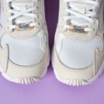 paire de falcon adidas blanches customisée avec des lace locks bichette forever