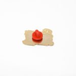 pin's bichette vue de dos avec attache silicone rouge