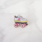 pin's émaillé en forme de roller