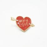 pin's en émail love cadeau pour sa copine