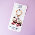 porte-clé émaillé en forme de roller vintage idée cadeau pendaison de crémaillière