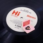 pin's platine vinyle en forme de coeur